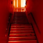 Rotes Licht verwandelt selbst die vertraute Treppe in einen Aufstieg des Grauens | Quelle: flickr © x3nomik