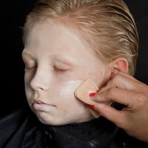 Schminkanleitung Dia de los Muertos für Kinder Bild 2 Dia de los Muertos Make Up Schmink-Anleitung Junge (2)