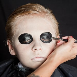 Schminkanleitung Dia de los Muertos für Kinder Bild 3 Dia de los Muertos Make Up Schmink-Anleitung Junge (3)
