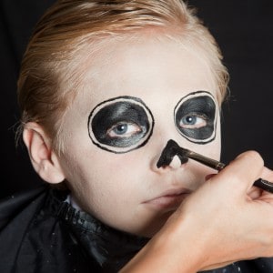 Schminkanleitung Dia de los Muertos für Kinder Bild 5 Dia de los Muertos Make Up Schmink-Anleitung Junge (5)