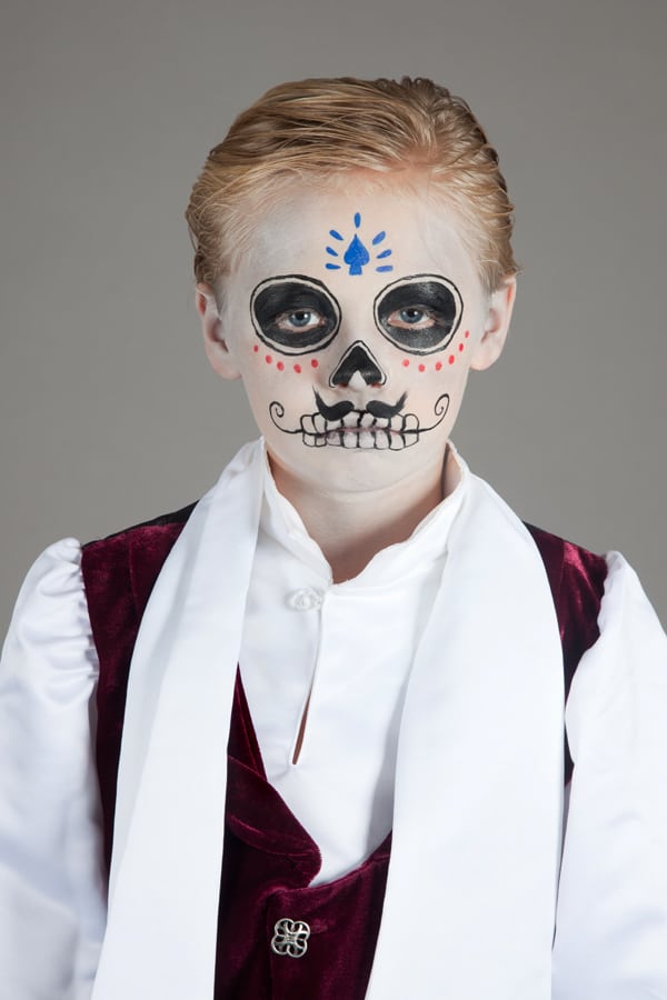 Junge mit schickem Dia de los Muertos Make up an Halloween
