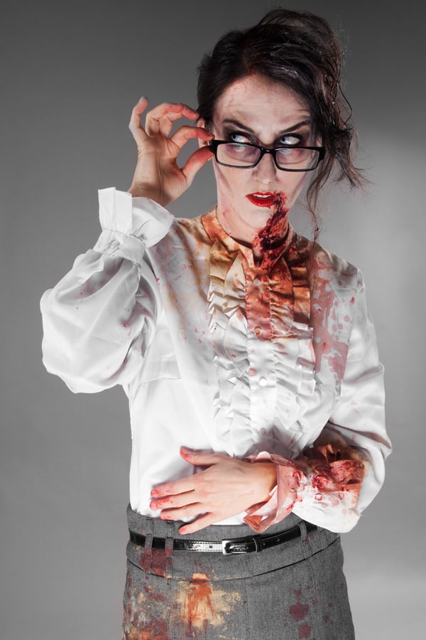 Halloween Schminkanleitung Zombie Make-up Frau Zombie, bitte zum Diktat