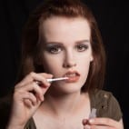 Halloween Make-up Teenager Vampir Anleitung Bild 27