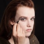 Halloween Make-up Teenager Vampir Anleitung Bild 9