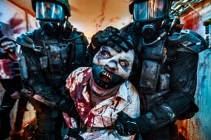 Das Militär schnappt Zombies, um Experimente durchzuführen | © Tiberius Film