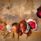 Halloween-Dekoration-Girlande-aus-Puppenkoepfen